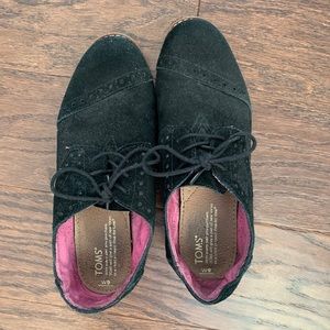 Black Tom’s lace up shoes, size 9